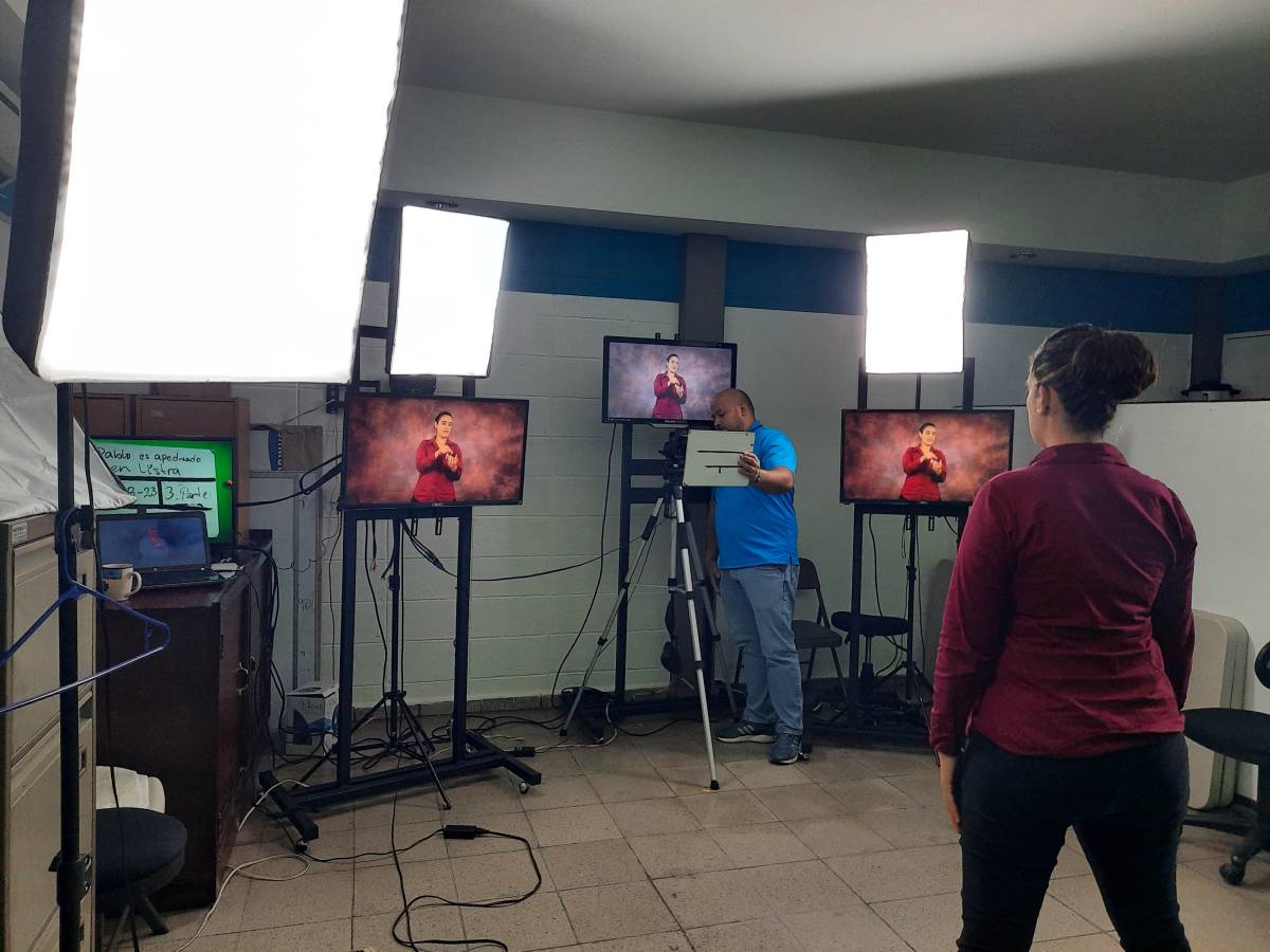 The Salvadoran Sign Language team recording.